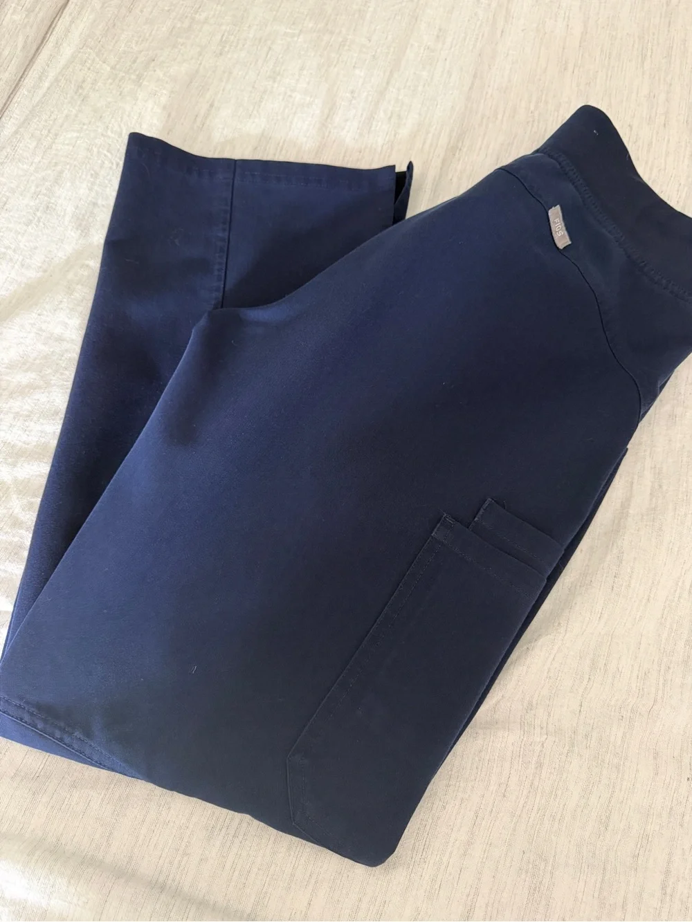 FIGS Women’s Kade™ Cargo Scrub Pants Navy Small Petite - Picture 8 of 9